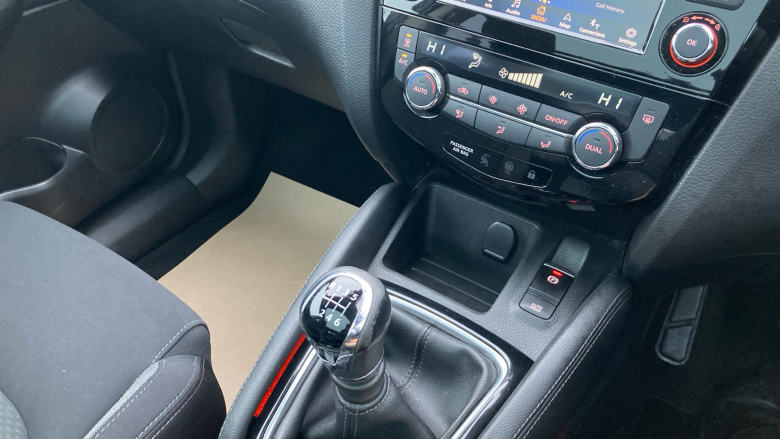 Nissan Qashqai 1.3 DiG-T N-Connecta 5dr Petrol Hatchback